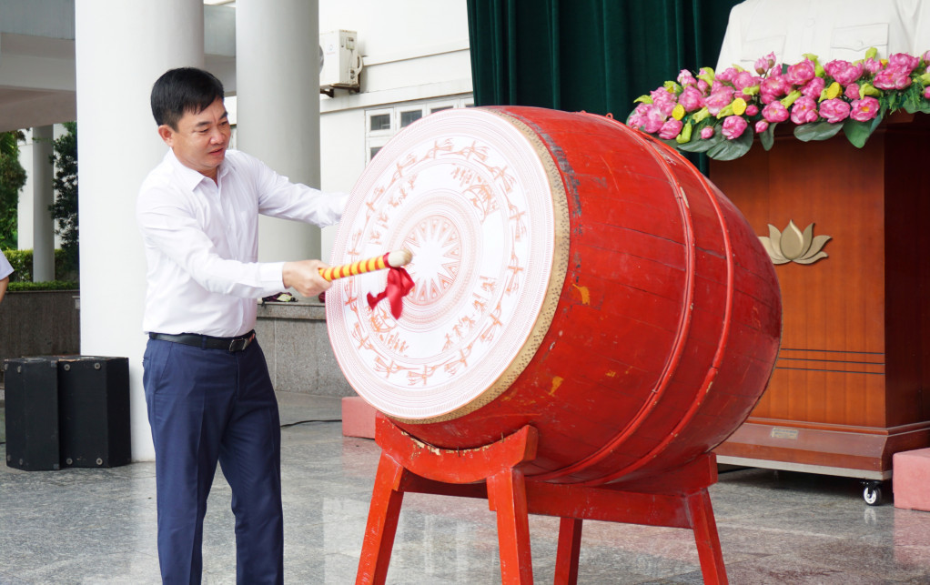 Deputy Party Secretary, Ngo Hoang Ngan, beats the drum to kick off the new school year at the opening ceremony  at Ha Long High School for Gifted Students.