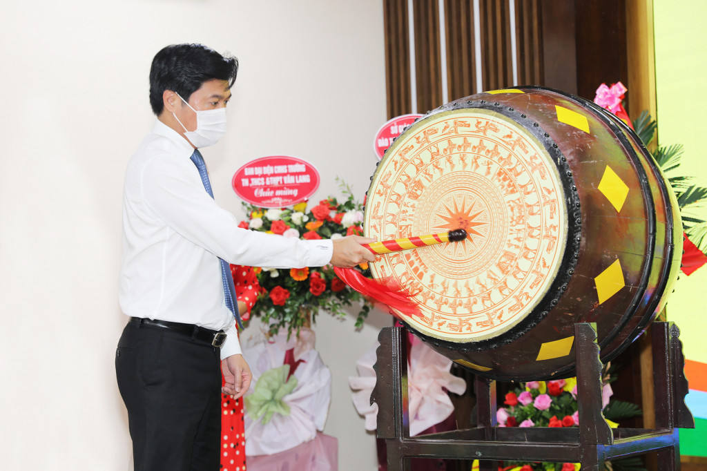 Chairman of the provincial People’s Committee, Nguyen Tuong Van, beats the drum to kick off the new school year at the opening ceremony at Van Lang Primary, Secondary and High School in Ha Long city.