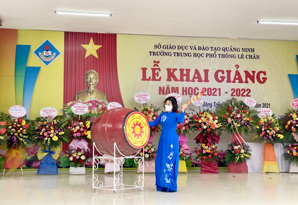 Vice Chairwoman of the provincial People’s Council, Trinh Thi Minh Thanh, beats the drum to kick off the new school year at the opening ceremony at Le Chan High School in Dong Trieu town.