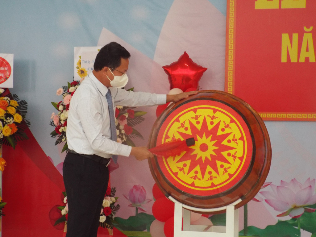 Vice Chairman of the provincial People’s Committee, Cao Tuong Huy, beats the drum to kick off the new school year at the opening ceremony at Dam Ha town Primary School in Dam Ha district.