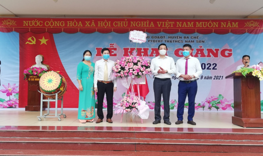 Chairman of the Provincial Fatherland Front Committee, Nguyen Van Hoi, granted the Provincial People’s Committee’s Certificate of Merit to Nam Son Elementary and Secondary School for Ethnic Minority Semi-Boarding Schools in Ba Che district.