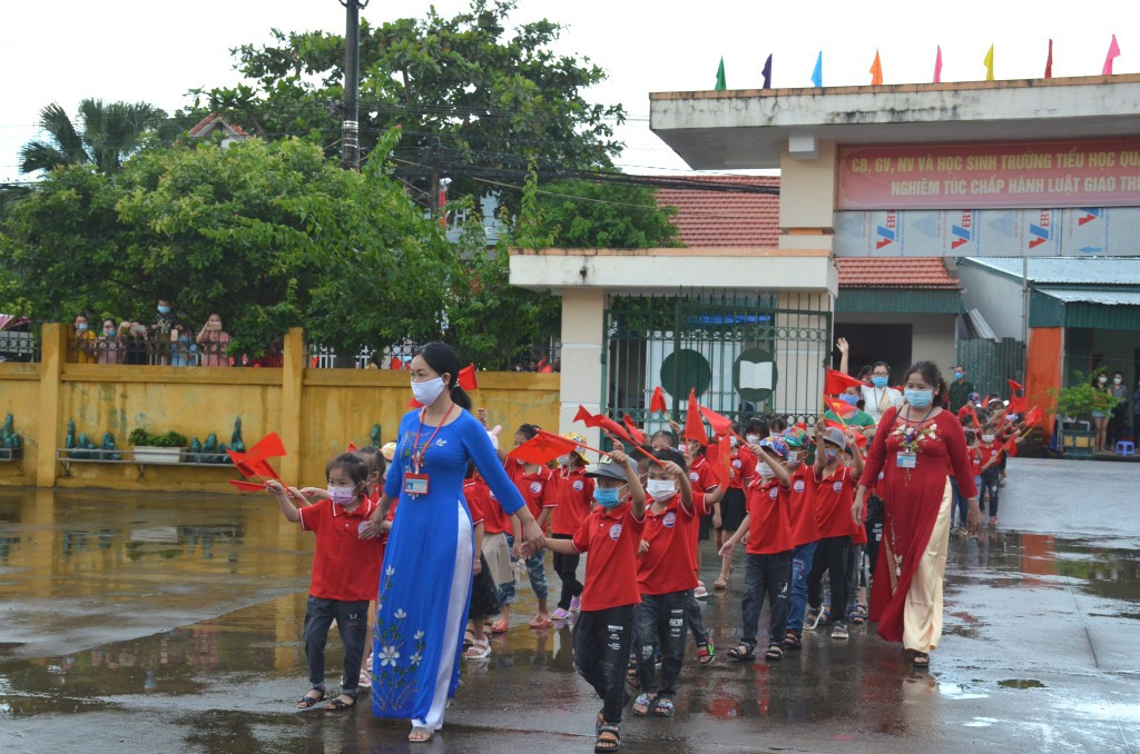The students of grade 1 were welcomed at Quang Thanh Primary School in Hai Ha district.