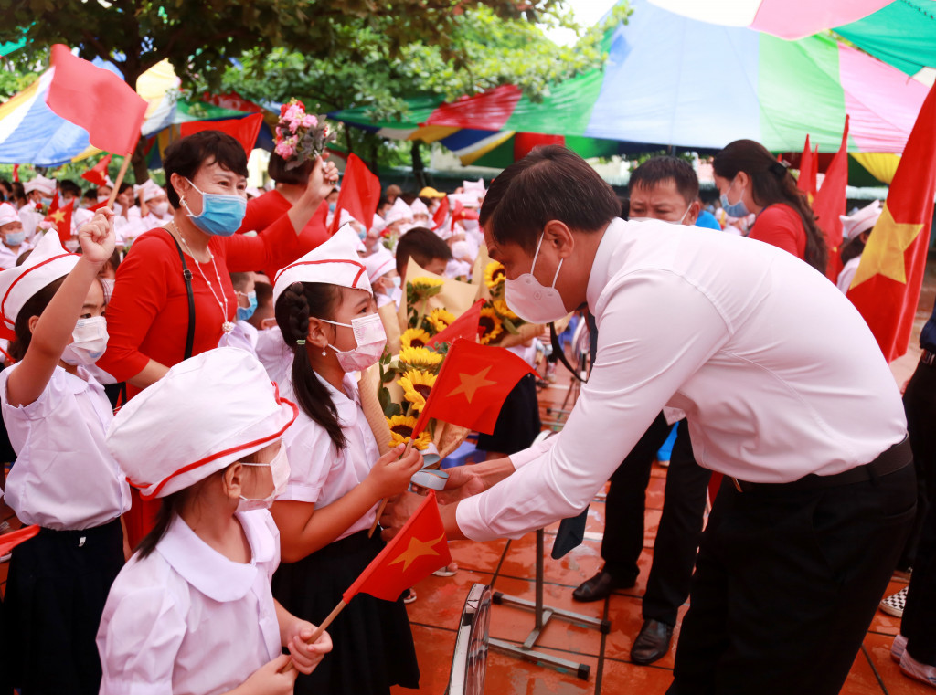 Ha Long city’s Party Secretary Vu Van Dien presented congratulation flowers to students of grade 1 at Ly Thuong Kiet Primary School.