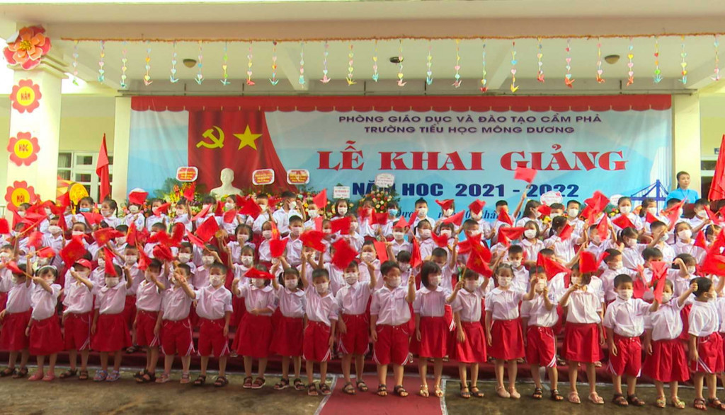 Students of grade 1 at Mong Duong Primary School in Cam Pha city looked happy on the first day to school.