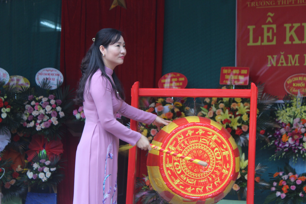 Vice Chairwoman of the provincial People’s Committee, Nguyen Thi Hanh, beats the drum to kick off the new school year at the opening ceremony at Hong Duc High School in Uong Bi city.