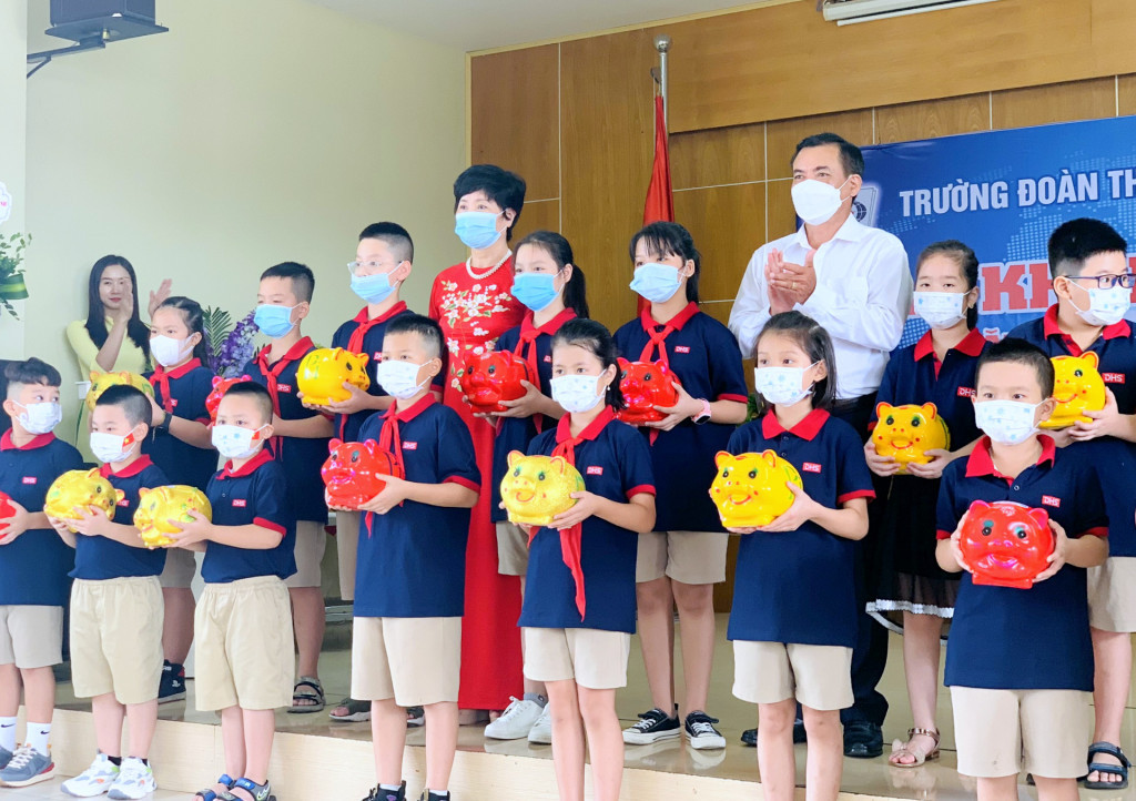 During the opening ceremony, Ha Long city’s Doan Thi Diem School continued to launch the program of Love Connection in which teachers and students raise piggy banks to support frontline forces against Covid-19 pandemic.