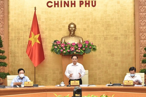 Prime Minister Pham Minh Chinh (center) presides over a national meeting on COVID-19 response at Government Office, Ha Noi, September 5, 2021. 
