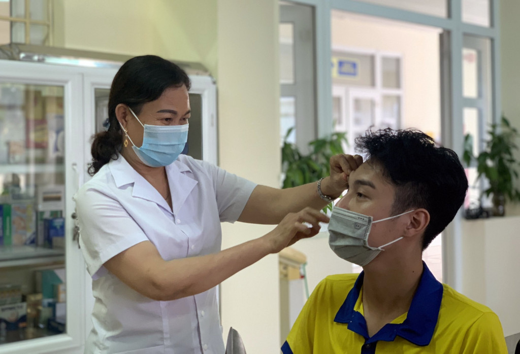 Cán bộ y tế Trung tâm Hỗ trợ sinh viên (Trường Đại học Hạ Long) kiểm tra sinh viên mắc bệnh lý về mắt.