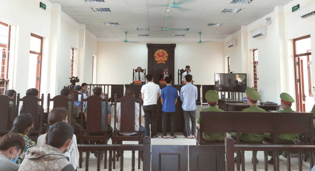 Các bị cáo tại phiên xét xử sở thẩm ngày 22/4/2021. Ảnh: Bình Minh, Trung tâm TT-VH Ba Chẽ.