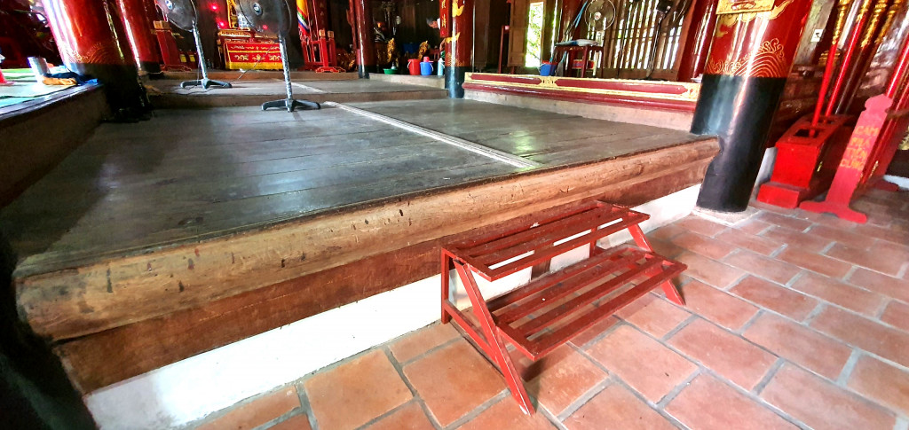 Nét độc đáo của đình Trà Cổ là còn nguyên ván sàn. Hiện chỉ có đình Bảng (Bắc Ninh) là có sàn như thế này.