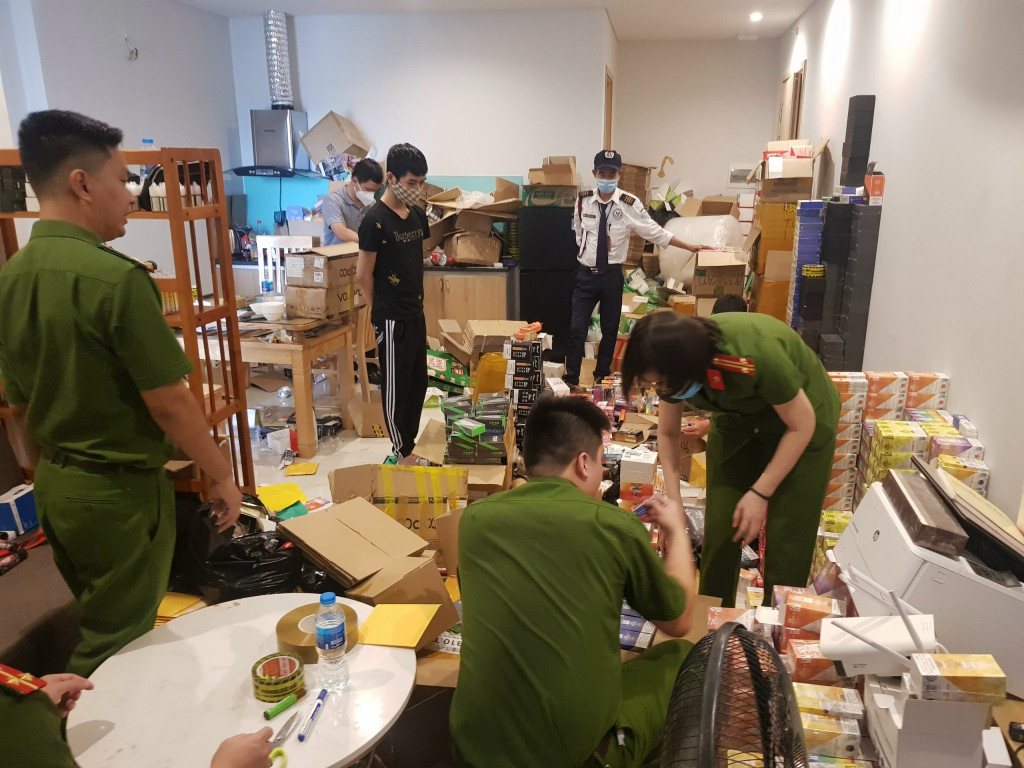 Thử Nhanh Thuốc Lá Điện Tử: Cảnh Báo Nguy Cơ Nghiện Nicotine Cao Gấp Đôi Và Giải Pháp Kiểm Tra Cotinine Hiệu Quả 1 Công an Hạ Long phát hiện một lượng lớn thuốc lá điện tử - Báo Quảng Ninh điện tử
