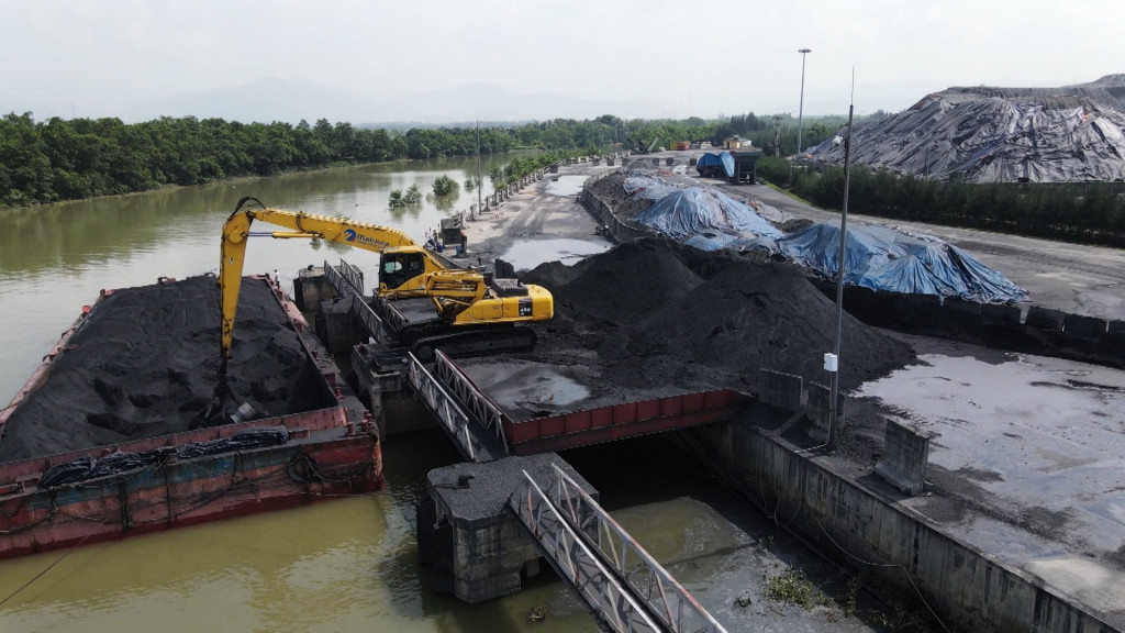 Bỗ giót than tại khu vực cảng Điền Công.