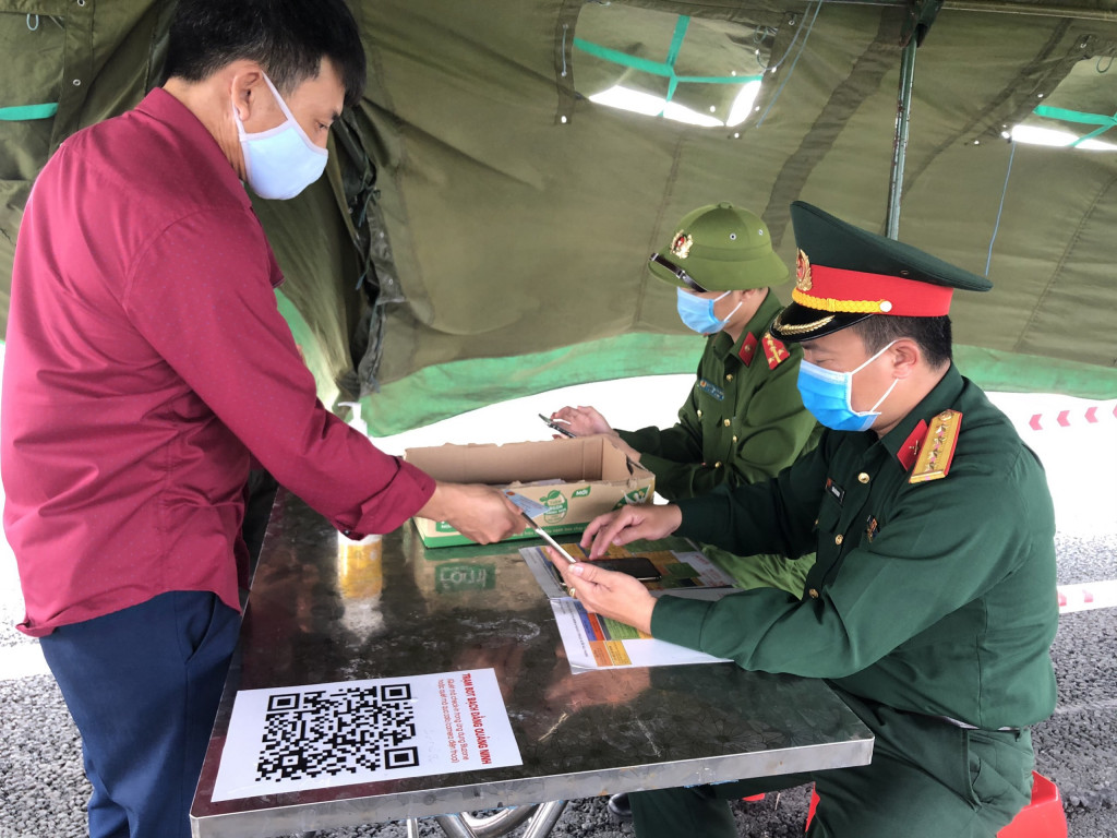 Cán bộ chiến sĩ Ban CHQS TX thực hiện nhiệm vụ phòng chống dịch tại chốt BOT cầu Bạch Đằng.