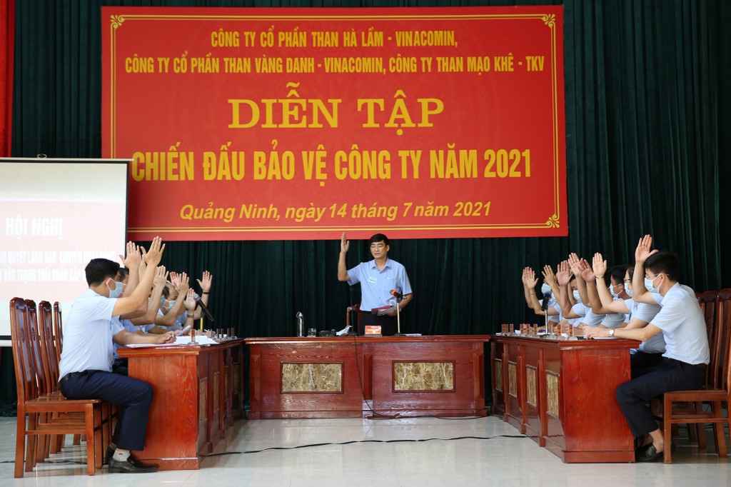 Đồng chí Phạm Văn Minh, Bí thư Đảng ủy, Giám đốc, chính trị viên Ban CHQS Công ty CP than Vàng Danh Triển khai diễn tập chiến đấu bảo vệ công ty.