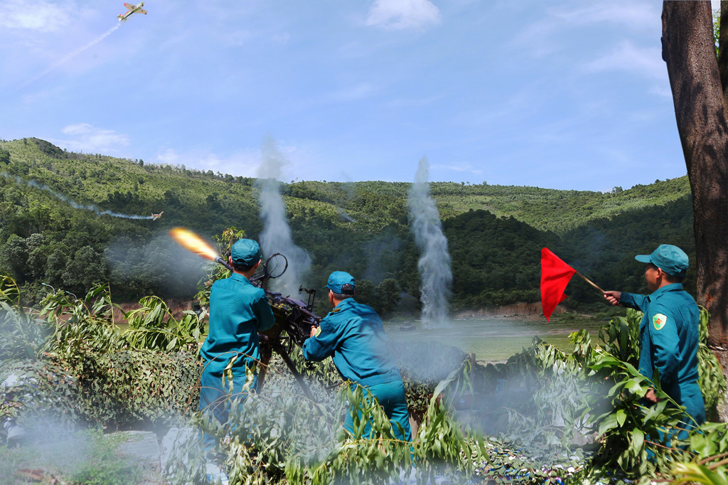 Lực lượng tự vệ các công ty thuộc Tập đoàn TKV tham gia thực binh bắn đạn thật.