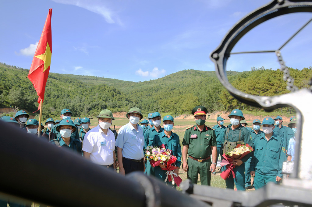 Lãnh đạo Bộ CHQS tỉnh và các công ty thăm, động viên lực lượng tự vệ hoàn thành phần diễn tập thực binh bắn chiến đấu.