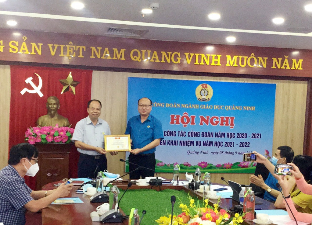 Đồng chí Nguyễn Văn Tuế, Phó Giám đốc Sở Giáo dục và Đào tạo được tặng Kỷ niệm chương vì sự nghiệp Công đoàn của Tổng LĐLĐ Việt Nam.