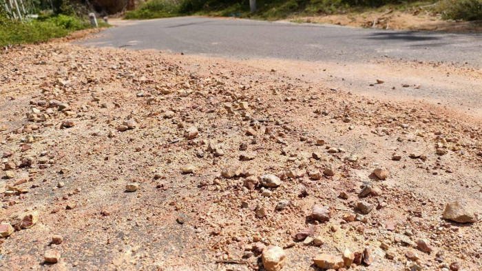 TP. Quy Nhơn: Đất đá phụ lề đường gây xói lở, tai nạn rình rập 1