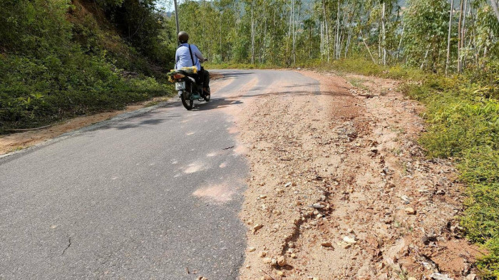 TP. Quy Nhơn: Đất đá phụ lề đường gây xói lở, tai nạn rình rập 2