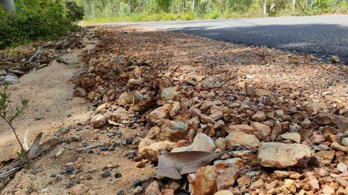 TP. Quy Nhơn: Đất đá phụ lề đường gây xói lở, tai nạn rình rập 4