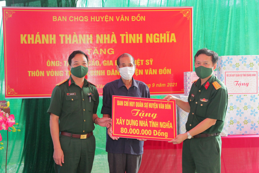 Đại diện lãnh đạo Ban CHQS huyện Vân Đồn trao số tiền ủng hộ 80 triệu đồng cho gia đình Ông  Tạ Văn Cao.