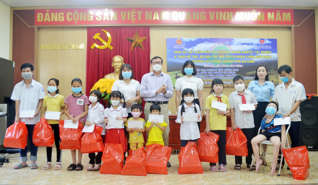 13 em học sinh khuyết tật, mồ côi trên địa bàn phường Hà Phong (TP Hạ Long) được hỗ trợ 1 lần. 