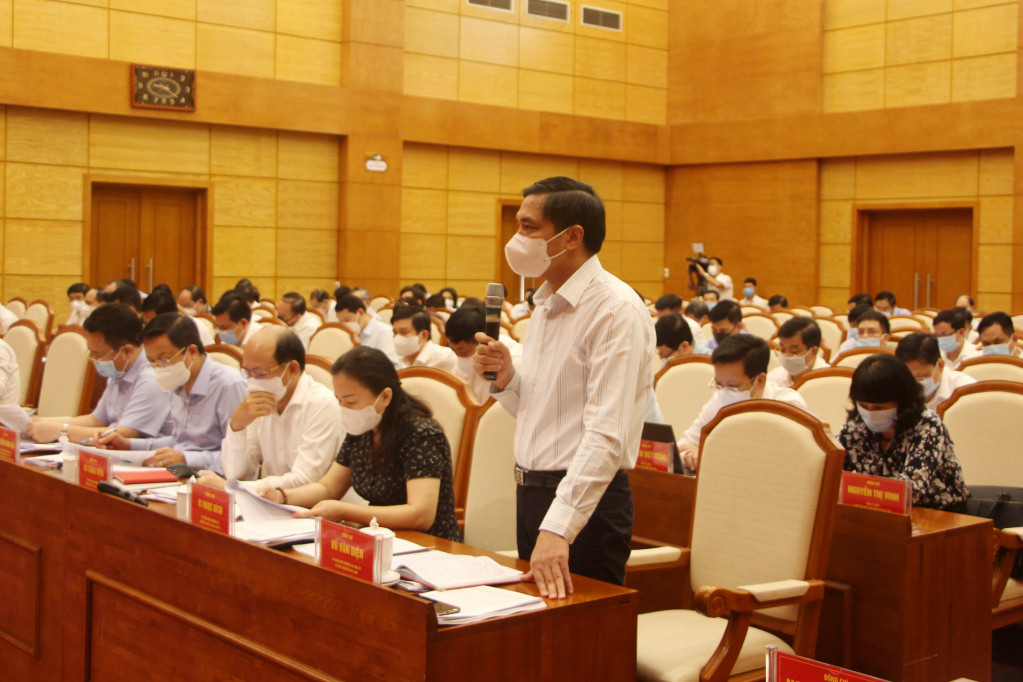 Đồng chí Vũ Văn Diện, Bí thư Thành ủy, Chủ tịch HĐND TP Hạ Long, phát biểu tại hội nghị.