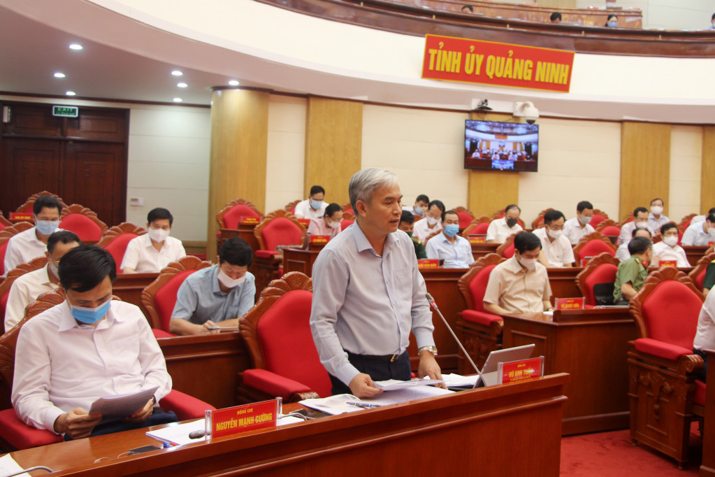 Đồng chí Vũ Anh Tuấn, Bí thư Đảng ủy Than Quảng Ninh, Phó Tổng giám đốc Tập đoàn TKV, phát biểu tại hội nghị.