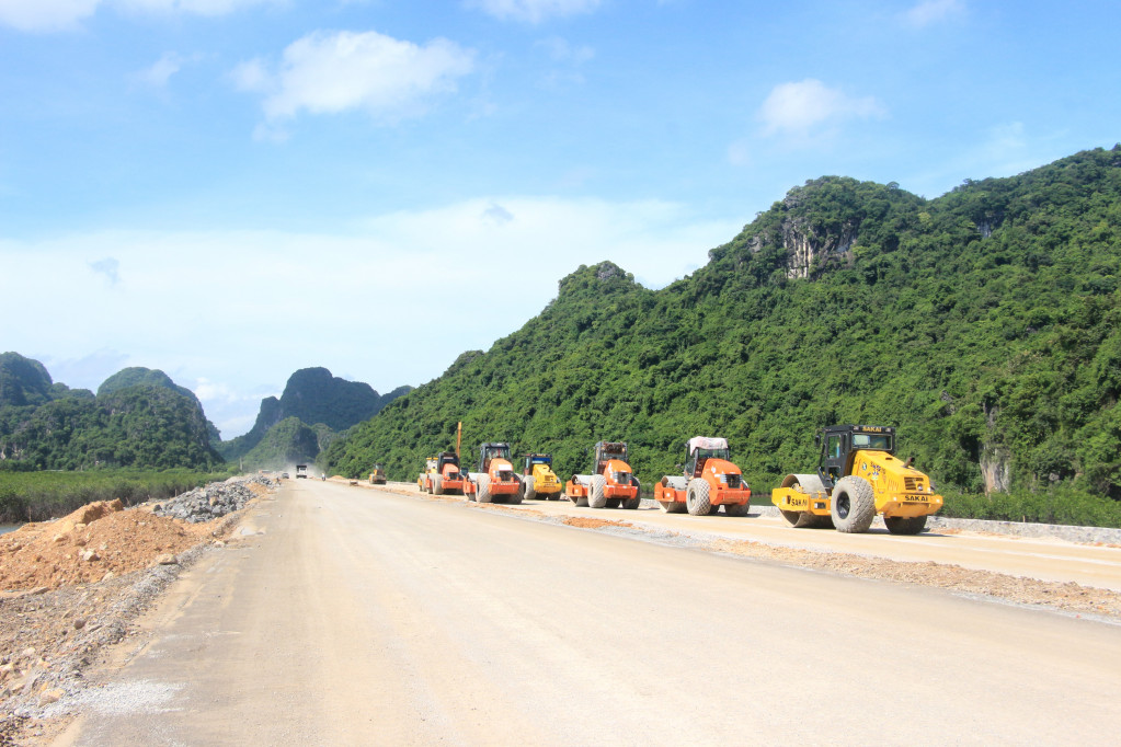 Tuyến đường bao biển nối TP Hạ Long - TP Cẩm Phả đang được gấp rút hoàn thành.