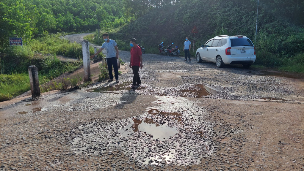 Đường giao thông từ UBND xã Quảng Phong đi Quảng Văn đã xuống cấp nghiêm trọng.