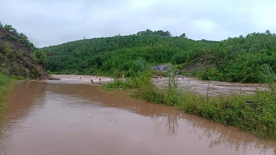 Mưa lớn khiến cho nước lũ dâng cao, ngập cầu bắc qua sông Pò Lồ.