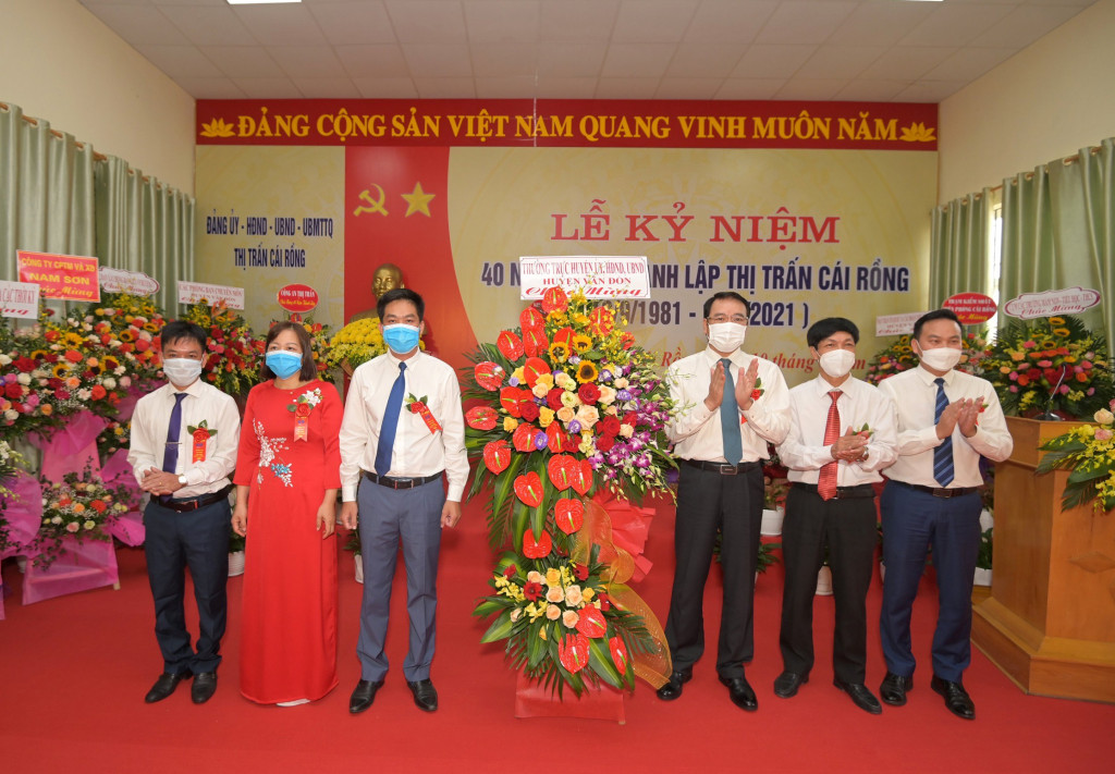 Các đồng chí lãnh đạo huyện Vân Đồn tặng hoa chúc mừng Kỷ niệm 40 năm ngày thành lập thị trấn Cái Rồng.
