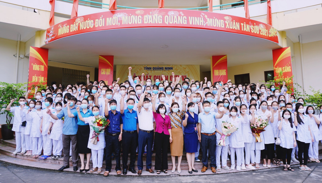 500 doctors, nurses, and other health workers have left for Hanoi to support the capital city’s combat against Covid-19.