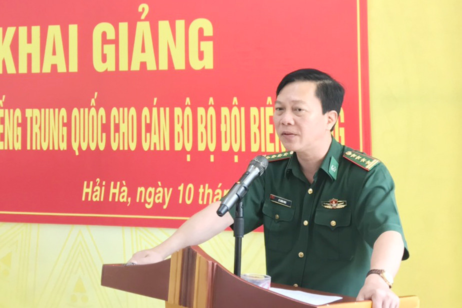 Đại tá Lê Xuân Men, Phó Chính ủy BĐBP tỉnh phát biểu tại lễ khai giải lớp bồi dưỡng tiếng Trung.  