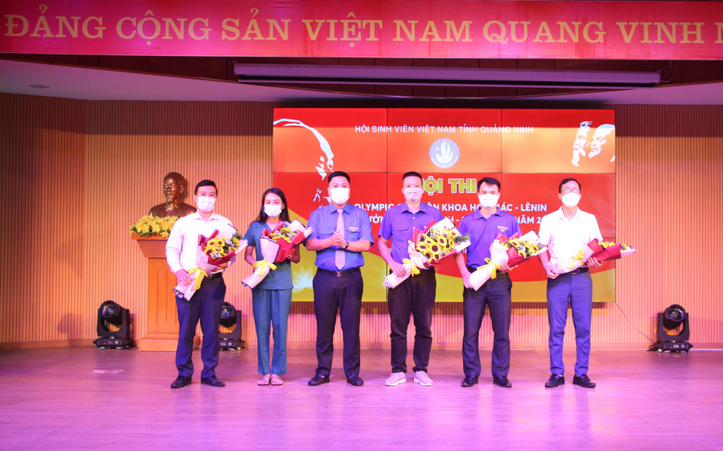 Ban Tổ chức tặng hoa cho đại diện các đội thi tham gia hội thi.