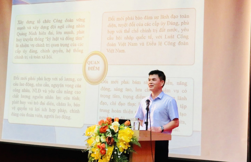 Đồng chí Nguyễn Mạnh Hà, Giám đốc Sở Văn hóa và Thể thao phát biểu tại hội nghị