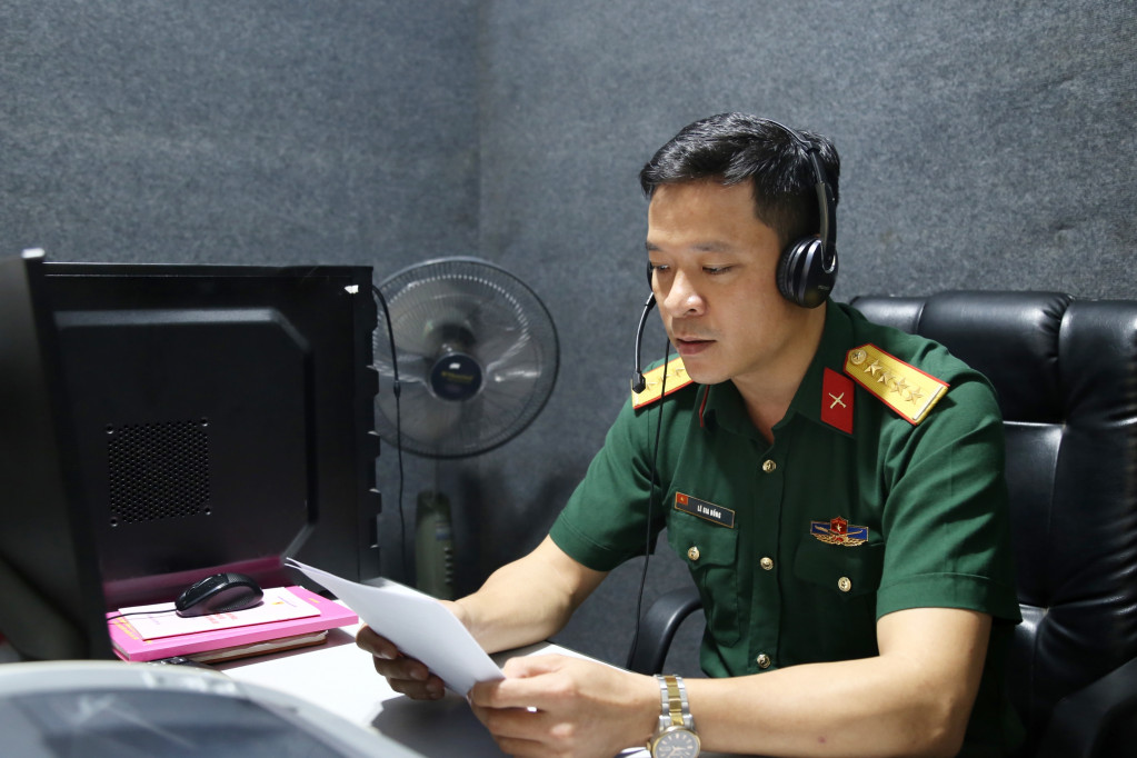 Là trợ lý tuyên huấn, trực tiếp biên tập và đọc bản tin truyền thanh nội bộ, đại úy Lê Gia Đồng có vai trò quan trọng trong công tác tuyên huấn tại Bộ CHQS tỉnh.