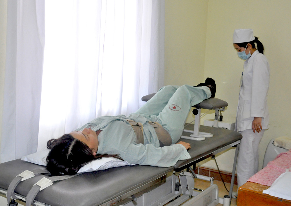 Điều trị cho bệnh nhân bằng phương pháp kéo giãn cột sống tại Bệnh viện Y dược cổ truyền Quảng Ninh.