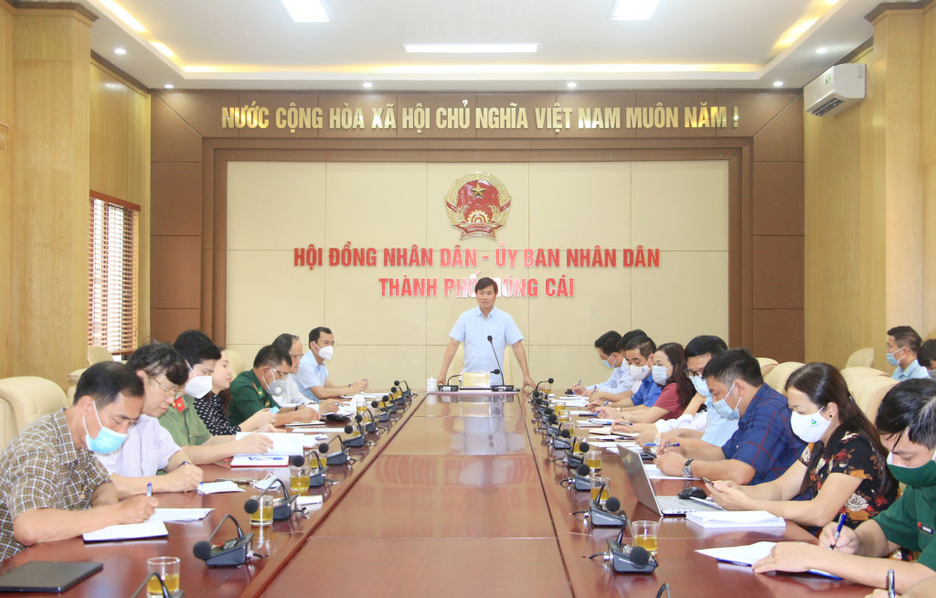 Đồng chí Nguyễn Tường Văn, Chủ tịch UBND tỉnh, phát biểu kết luận tại buổi làm việc với TP Móng Cái.