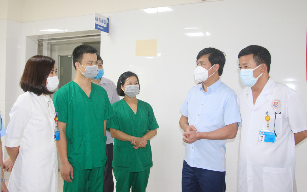 Đồng chí Nguyễn Tường Văn, Chủ tịch UBND tỉnh động viên cán bộ, y bác sĩ đang công tác tại Bệnh viện số 1.