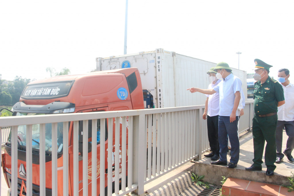 Đồng chí Nguyễn Tường Văn, Chủ tịch UBND tỉnh kiểm tra hoạt động thông quan tại Lối mở cầu phao tạm Km3+4.