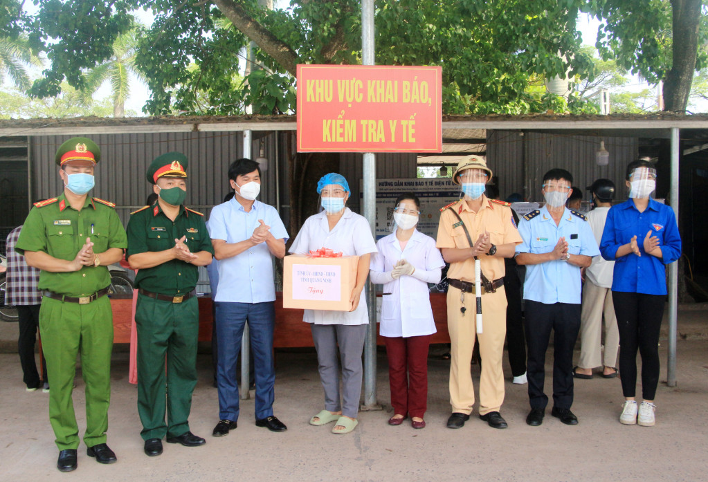 Đồng chí Nguyễn Tường Văn, Chủ tịch UBND tỉnh tặng quà động viên cán bộ, y bác sĩ Bệnh viện số 1.