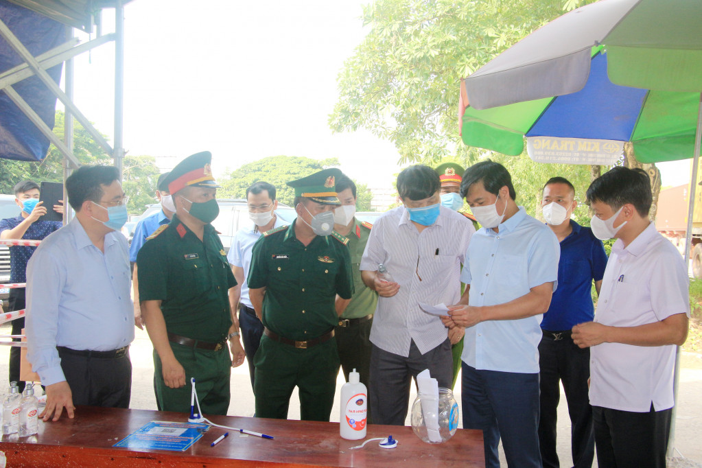 Đồng chí Nguyễn Tường Văn, Chủ tịch UBND tỉnh kiểm tra công tác kiểm soát phương tiện vận tải ra vào TP Móng Cái.