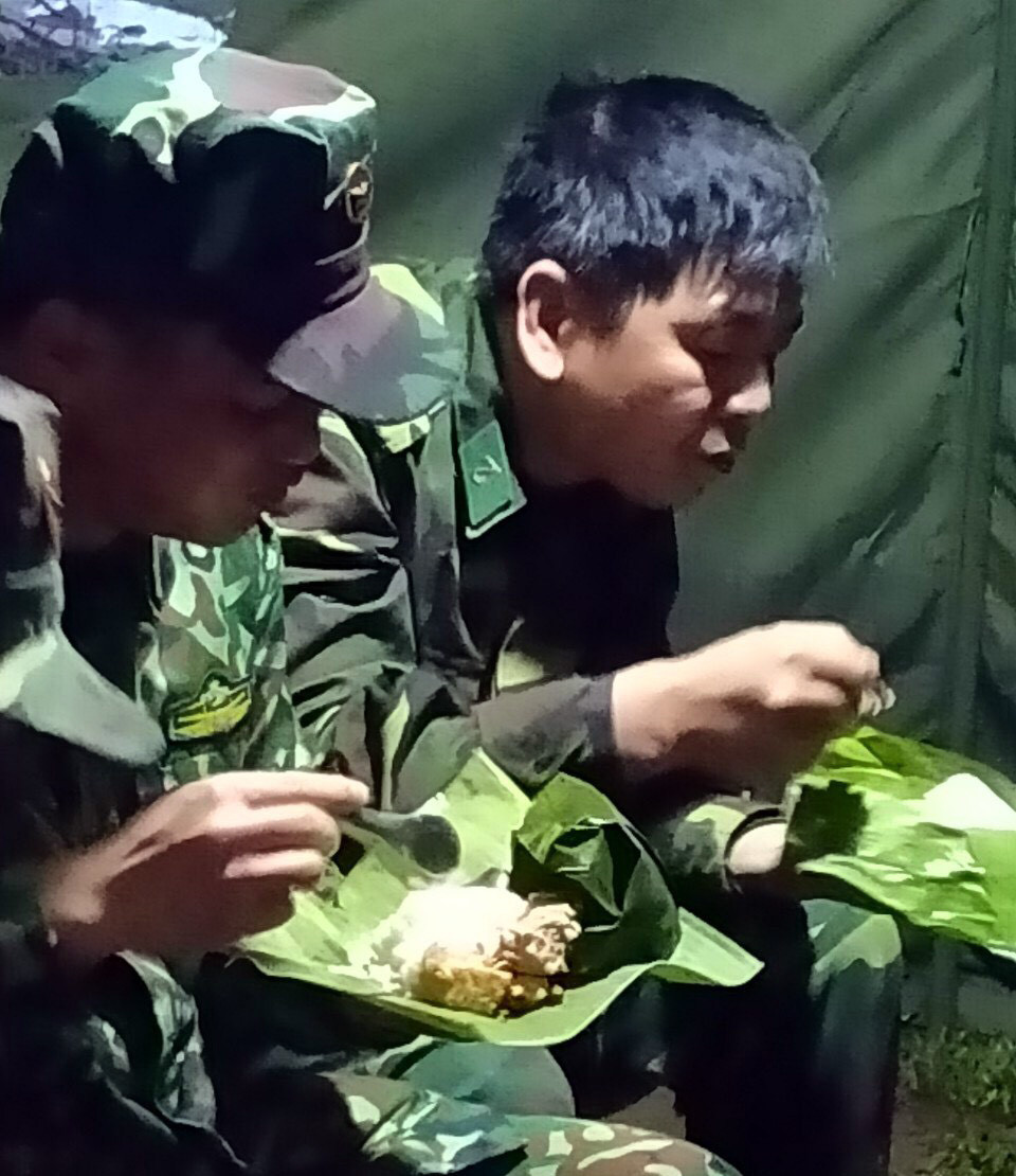 Bữa cơm ăn vội trong đêm đông giá rét của CBCS Ðồn Biên phòng Pò Hèn những đêm tuần tra, canh gác bảo vệ biên giới.