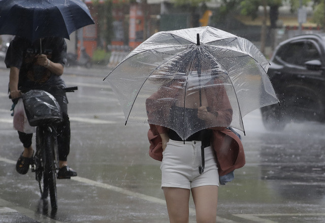 Siêu bão Chanthu gây mất điện, lũ lụt ở miền Bắc Philippines, hàng nghìn người phải sơ tán - Ảnh 1.