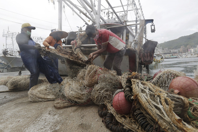 Siêu bão Chanthu gây mất điện, lũ lụt ở miền Bắc Philippines, hàng nghìn người phải sơ tán - Ảnh 3.