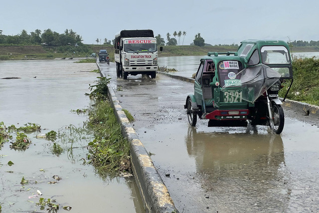 Siêu bão Chanthu gây mất điện, lũ lụt ở miền Bắc Philippines, hàng nghìn người phải sơ tán - Ảnh 4.