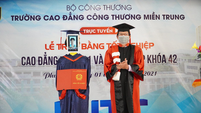 Trường Việt Nam dùng Robot nhận bằng tốt nghiệp thay sinh viên - Ảnh 1.