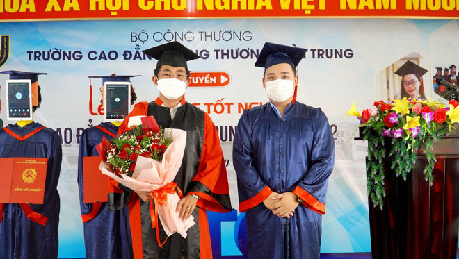 Trường Việt Nam dùng Robot nhận bằng tốt nghiệp thay sinh viên - Ảnh 4.