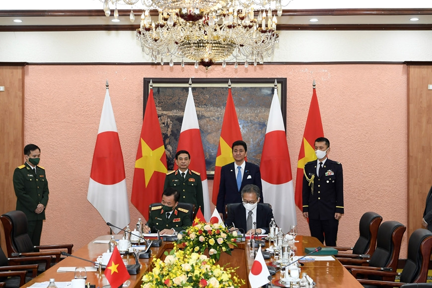 Vietnamese Minister of National Defense Phan Van Giang and Japanese Defense Minister Kishi Nobuo witness the signing ceremony of an agreement on transfer of defense equipment and technology, Ha Noi, September 12, 2021.